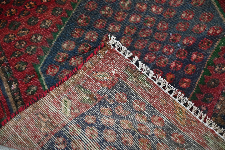red Accent rug 2' 6" x 4' 1"