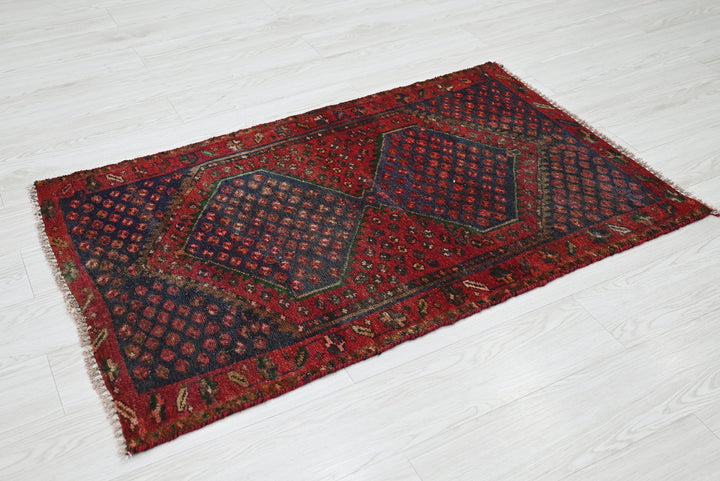 red Accent rug 2' 6" x 4' 1"