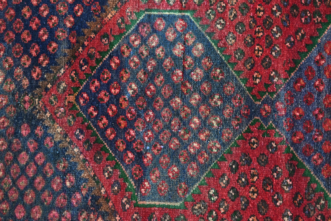 red Accent rug 2' 6" x 4' 1"