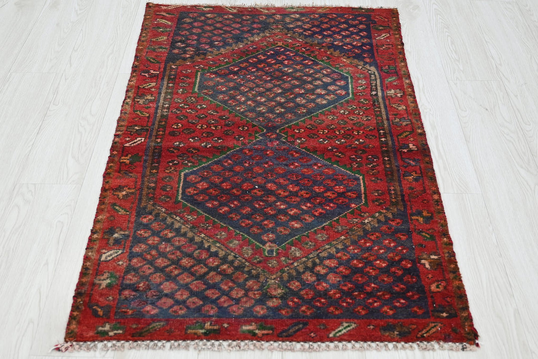 red Accent rug 2' 6" x 4' 1"