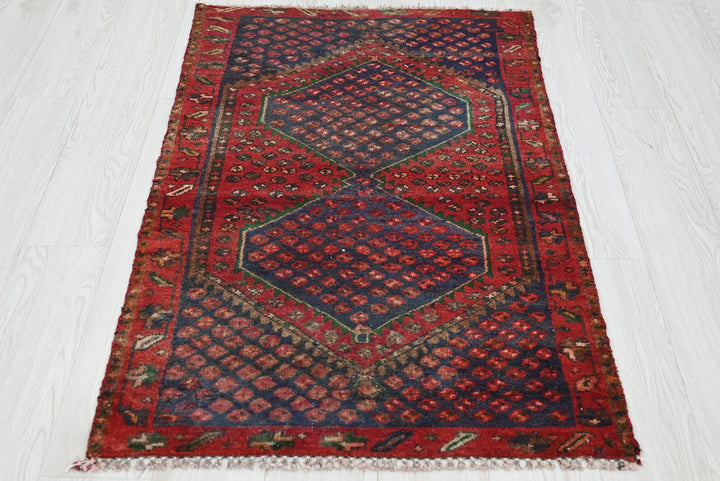 red Accent rug 2' 6" x 4' 1"