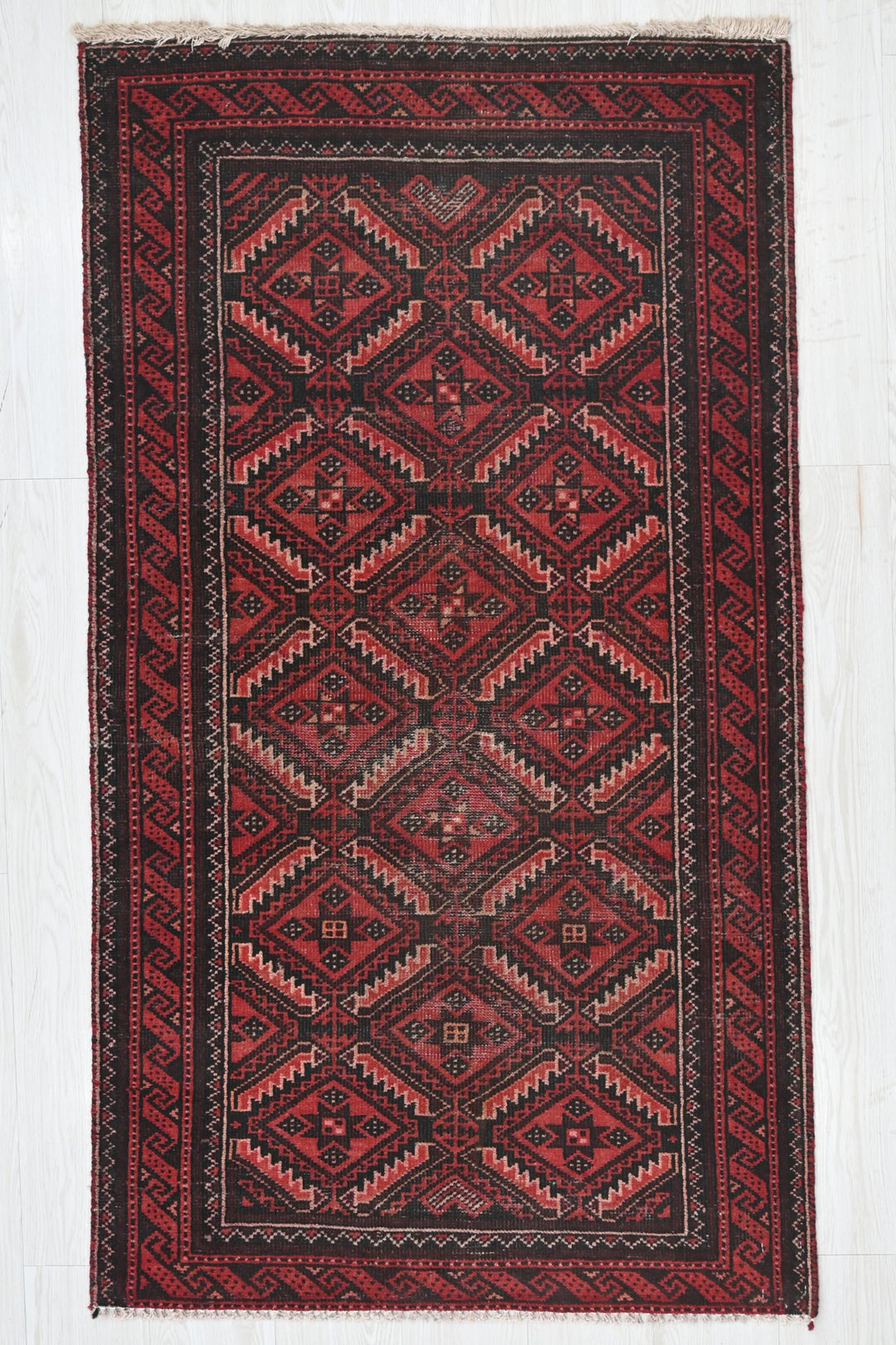 red Accent rug 2' 9" x 4' 9"