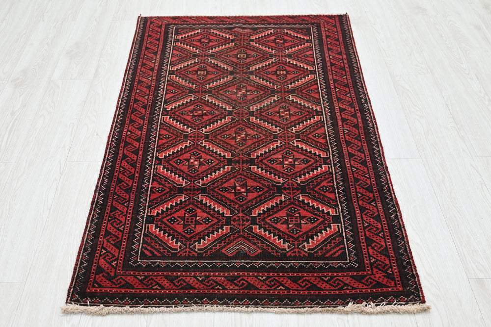 red Accent rug 2' 9" x 4' 9"