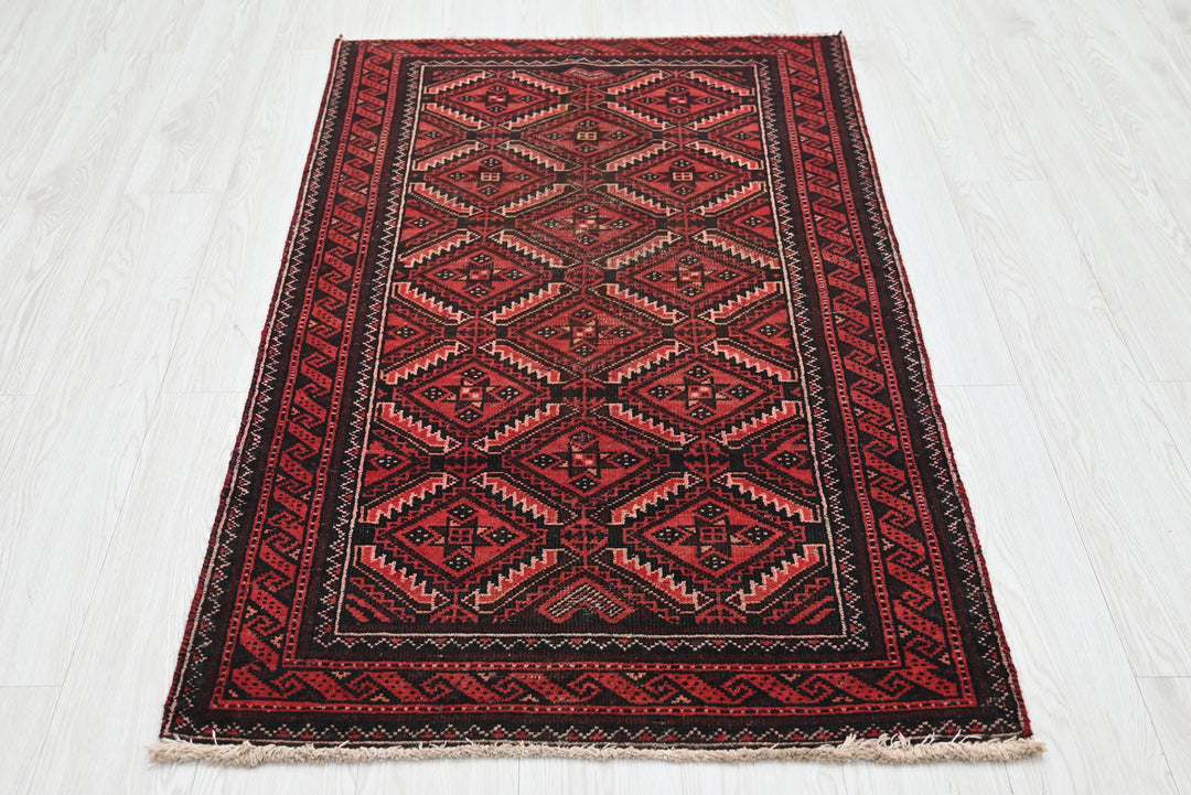 red Accent rug 2' 9" x 4' 9"