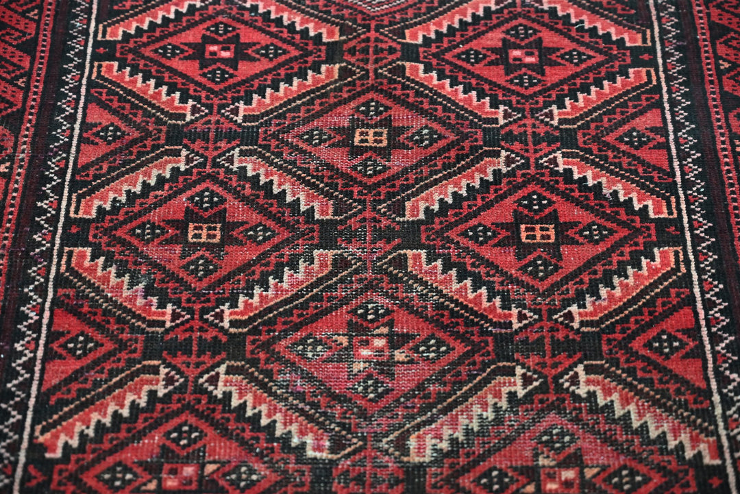 red Accent rug 2' 9" x 4' 9"