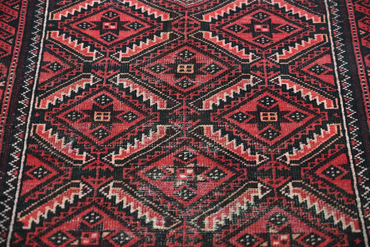 red Accent rug 2' 9" x 4' 9"