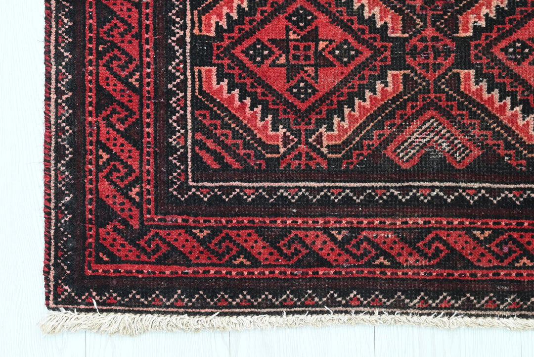 red Accent rug 2' 9" x 4' 9"