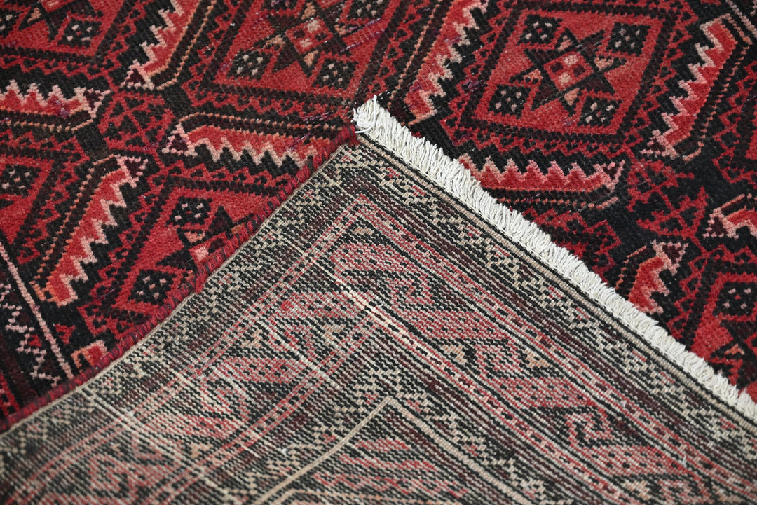 red Accent rug 2' 9" x 4' 9"
