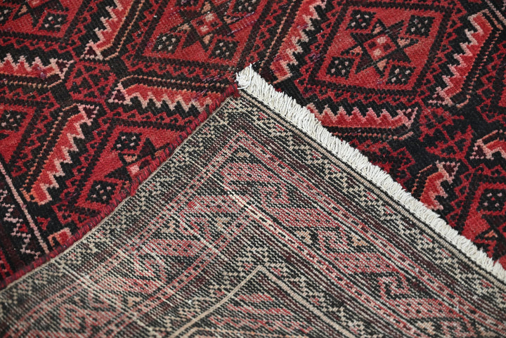 red Accent rug 2' 9" x 4' 9"