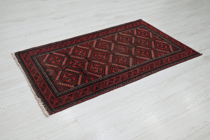 red Accent rug 2' 9" x 4' 9"