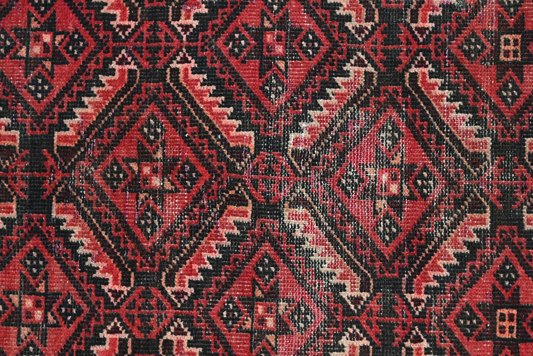 red Accent rug 2' 9" x 4' 9"