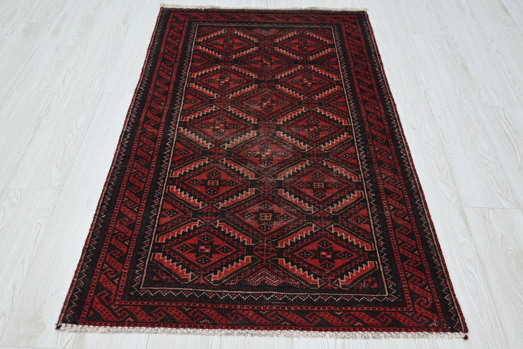 red Accent rug 2' 9" x 4' 9"