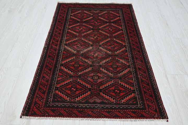 red Accent rug 2' 9" x 4' 9"