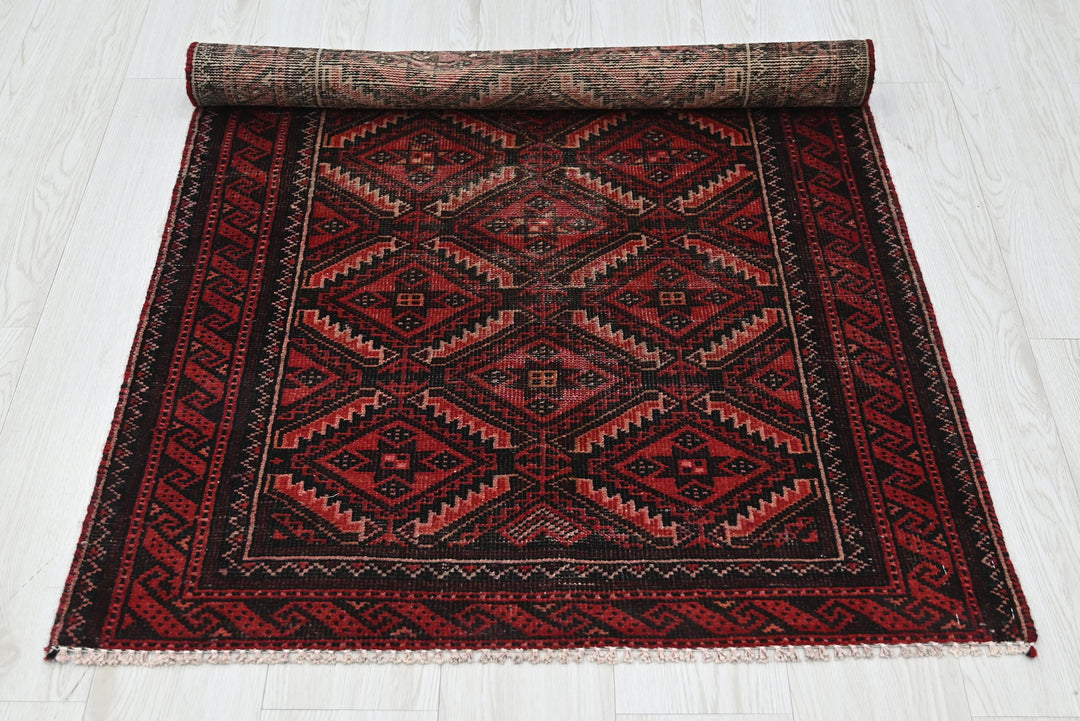 red Accent rug 2' 9" x 4' 9"