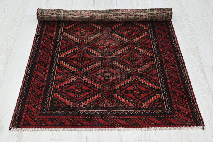 red Accent rug 2' 9" x 4' 9"