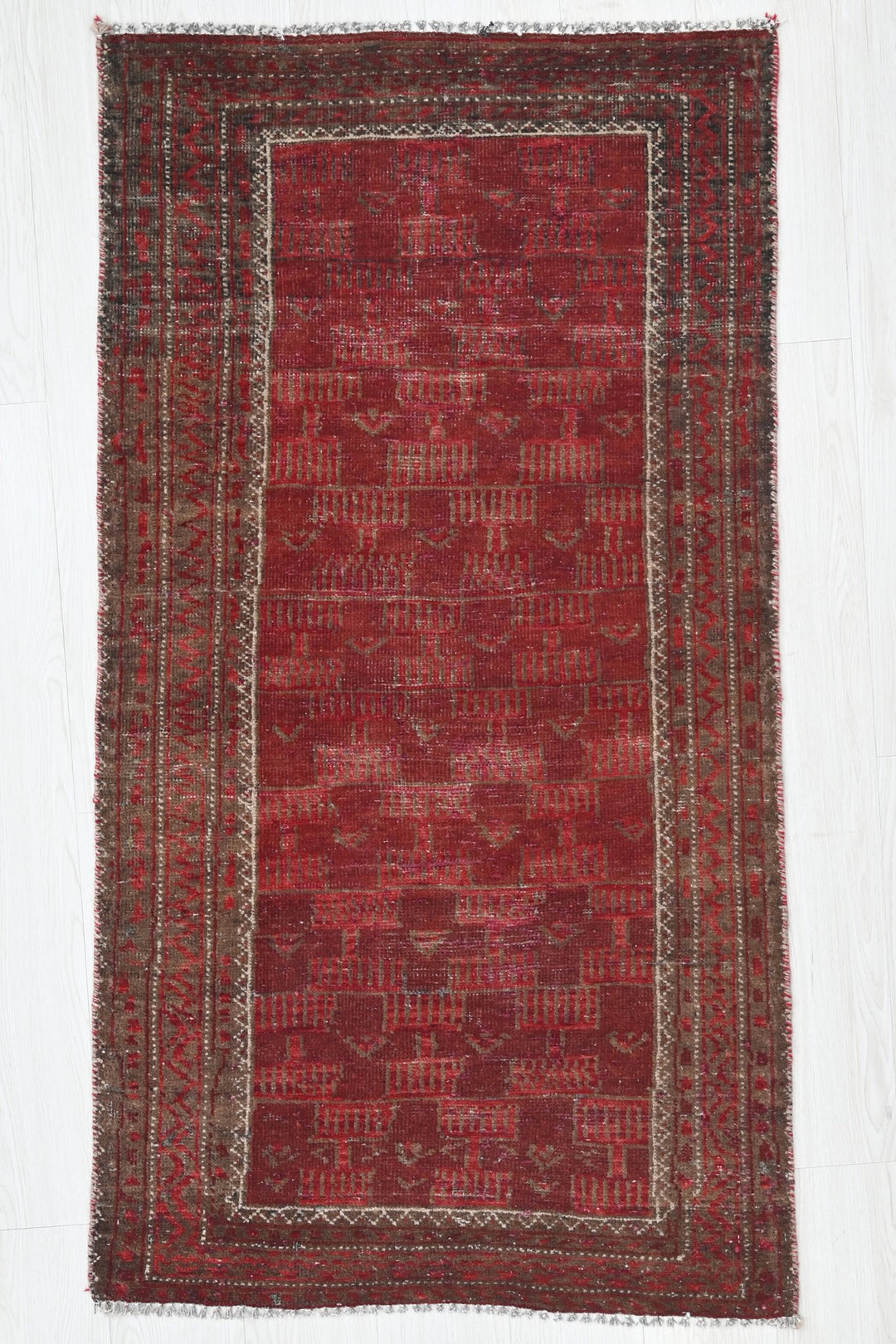 red Runner rug 2' 6" x 4' 7"