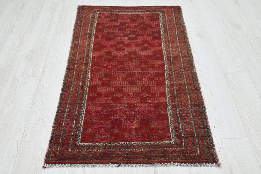 red Runner rug 2' 6" x 4' 7"