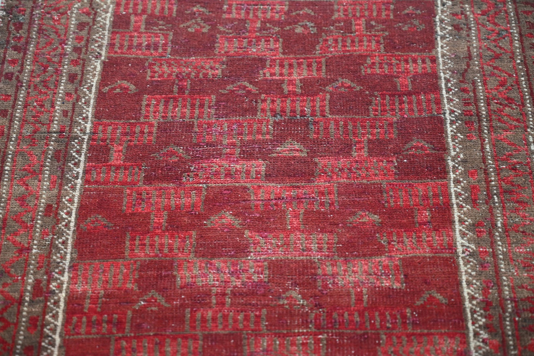 red Runner rug 2' 6" x 4' 7"