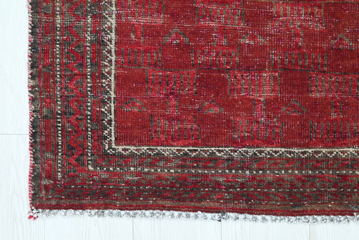 red Runner rug 2' 6" x 4' 7"