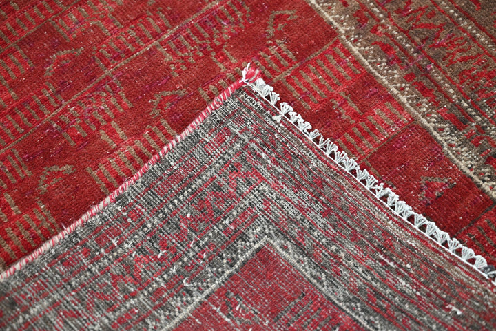 red Runner rug 2' 6" x 4' 7"