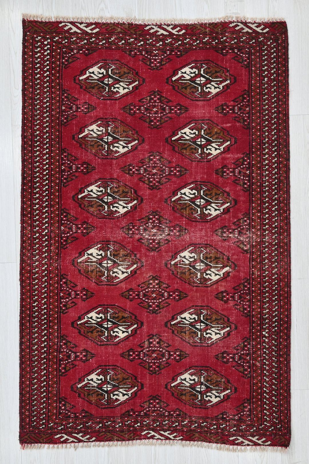 red Accent rug 3' 1" x 4' 7"