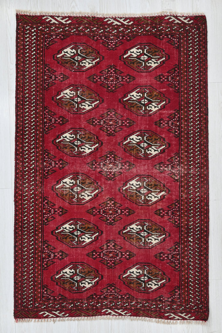 red Accent rug 3' 1" x 4' 7"