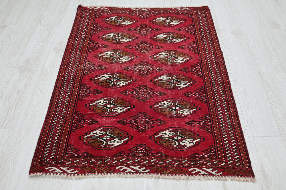 red Accent rug 3' 1" x 4' 7"