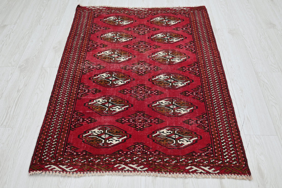 red Accent rug 3' 1" x 4' 7"