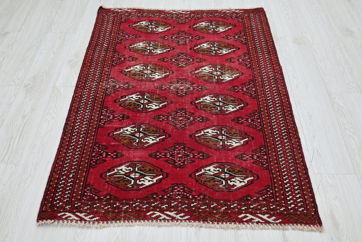 red Accent rug 3' 1" x 4' 7"