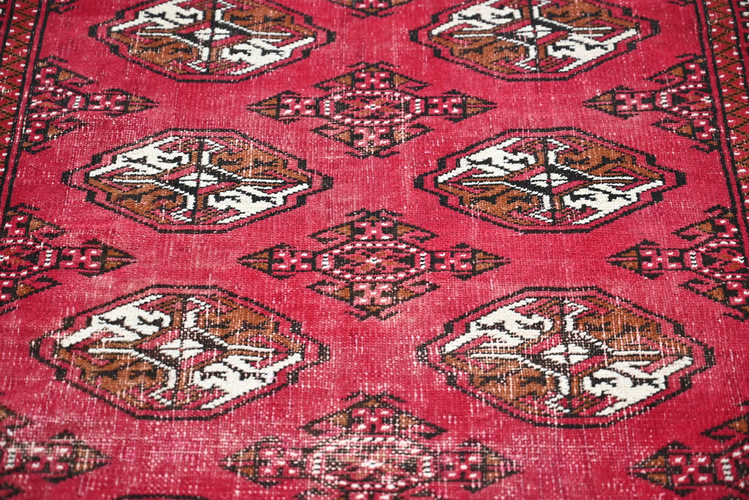 red Accent rug 3' 1" x 4' 7"