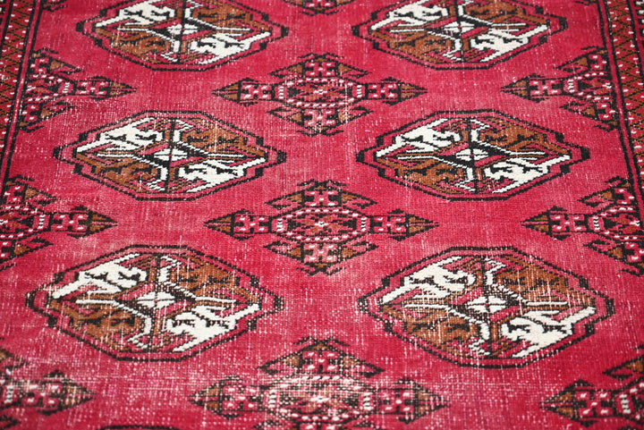 red Accent rug 3' 1" x 4' 7"