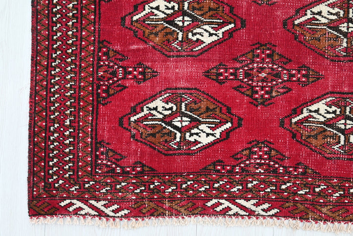 red Accent rug 3' 1" x 4' 7"