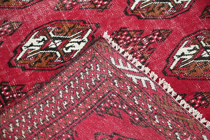 red Accent rug 3' 1" x 4' 7"