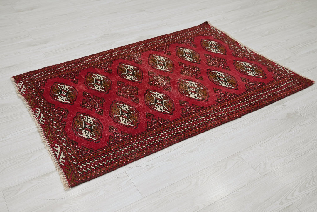 red Accent rug 3' 1" x 4' 7"