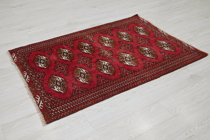 red Accent rug 3' 1" x 4' 7"
