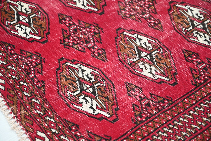 red Accent rug 3' 1" x 4' 7"