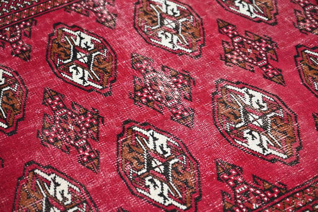 red Accent rug 3' 1" x 4' 7"