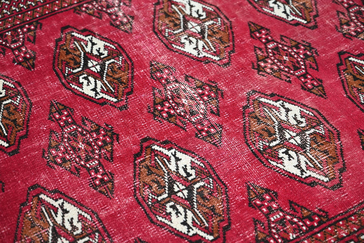 red Accent rug 3' 1" x 4' 7"