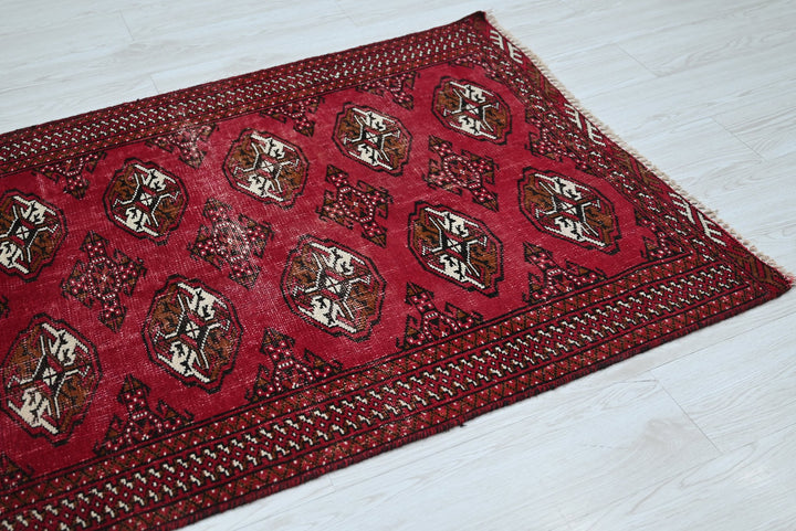 red Accent rug 3' 1" x 4' 7"