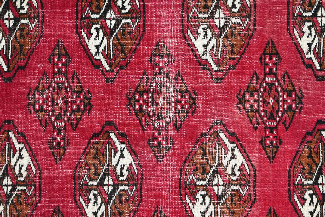 red Accent rug 3' 1" x 4' 7"
