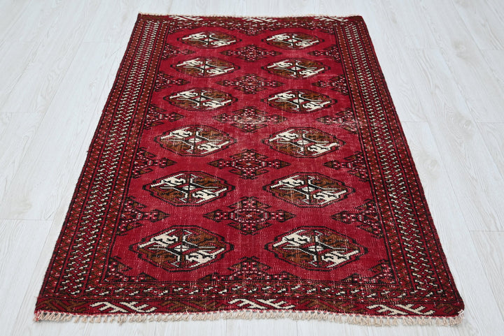 red Accent rug 3' 1" x 4' 7"