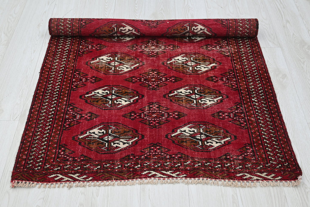 red Accent rug 3' 1" x 4' 7"
