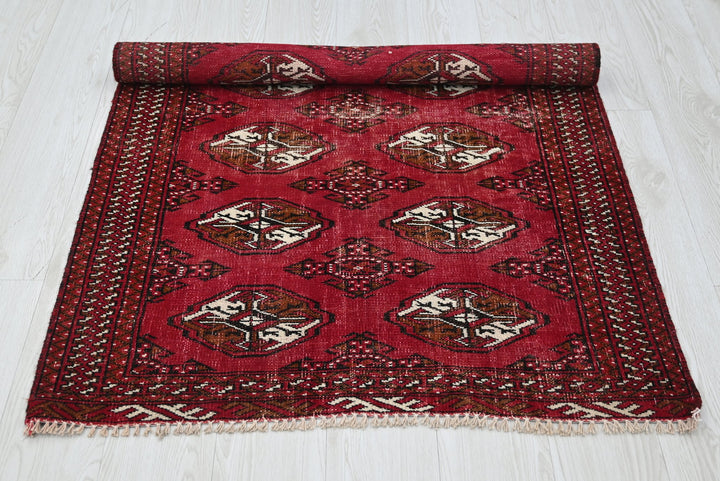 red Accent rug 3' 1" x 4' 7"