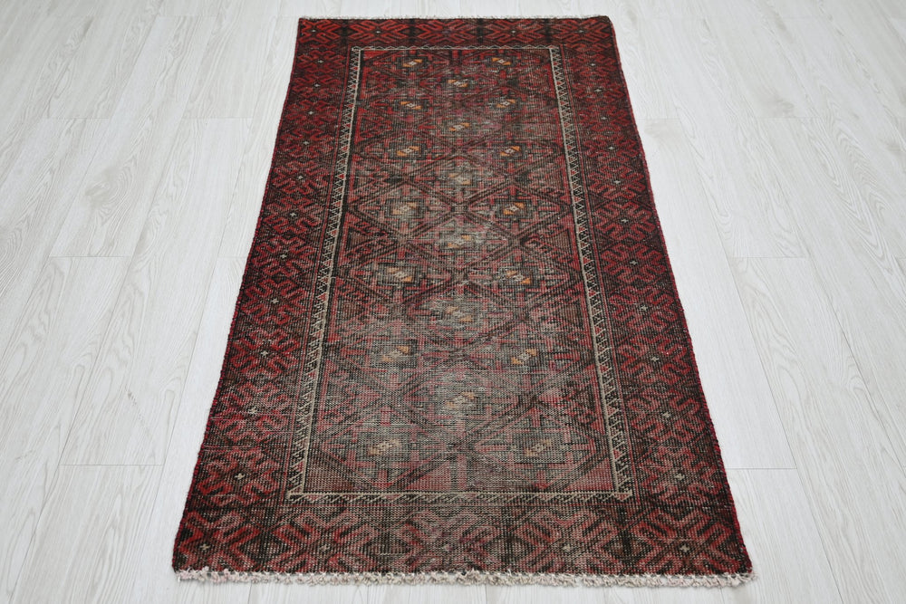 red Runner rug 2' 6" x 5' 0"