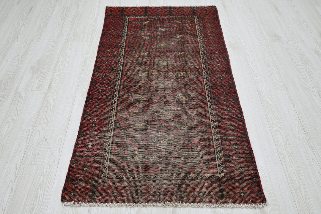 red Runner rug 2' 6" x 5' 0"