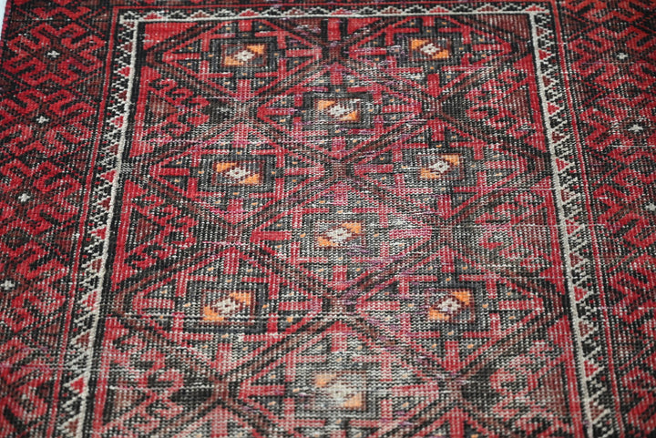 red Runner rug 2' 6" x 5' 0"