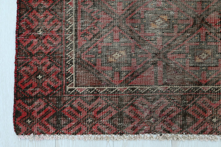 red Runner rug 2' 6" x 5' 0"