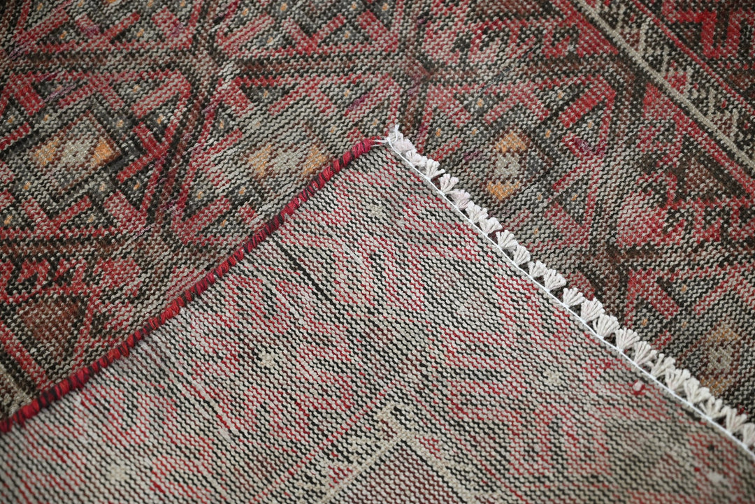 red Runner rug 2' 6" x 5' 0"