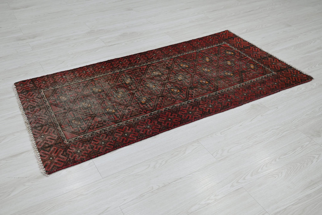 red Runner rug 2' 6" x 5' 0"