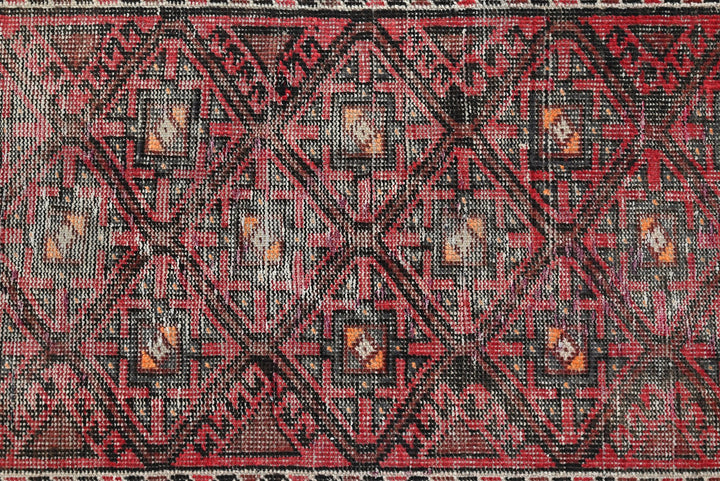 red Runner rug 2' 6" x 5' 0"